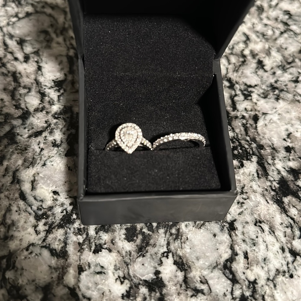 Beautiful wedding ring set Vera Wang size 7